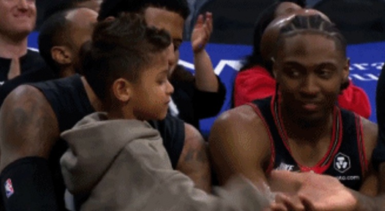 亲子时刻！末节乔治带儿子在替补席 乔治儿子跟马克西等队友互动