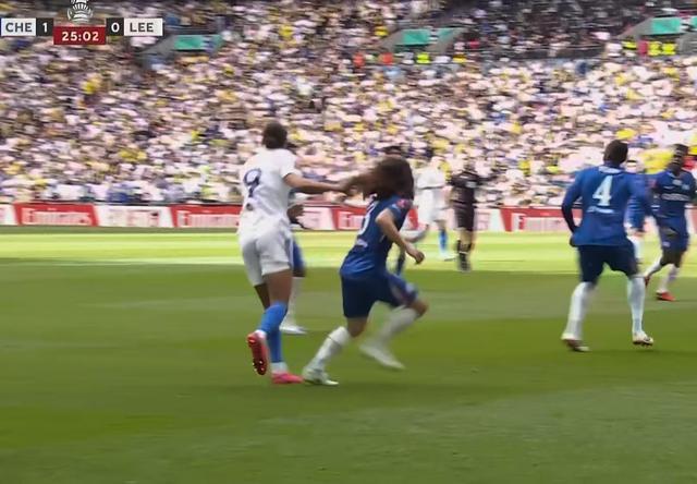 天博体育app下载-似曾相识？勒温拉拽库库雷利亚头发，裁判并未吹罚犯规